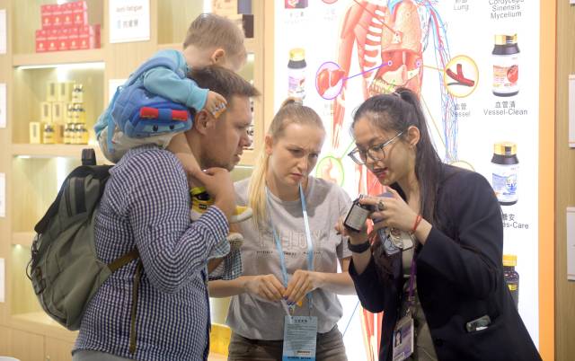 資料圖片：客商在廣交會上參觀選購商品。（新華社發(fā)）